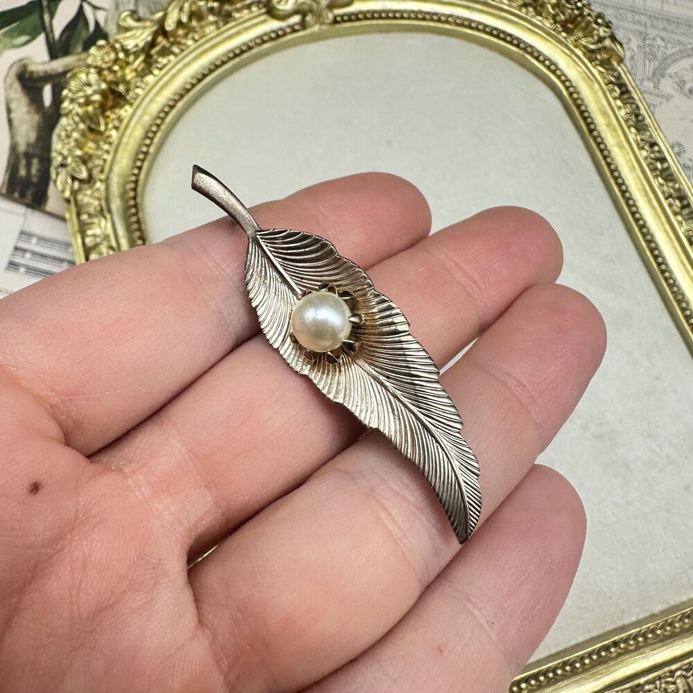 Vintage Jewelry Gold Tone Leaf with Faux Pearl brooch Pin